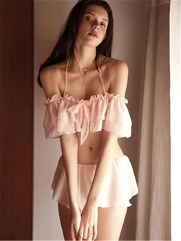 

Sexy and sexy lingerie outfit with a neck and bust spread on the hem