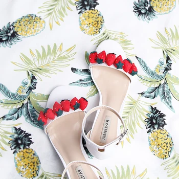 

Lady sandals Sweet strawberry girl summer cool shoes a button-toe white thick heel sweet beauty shoes ins wind