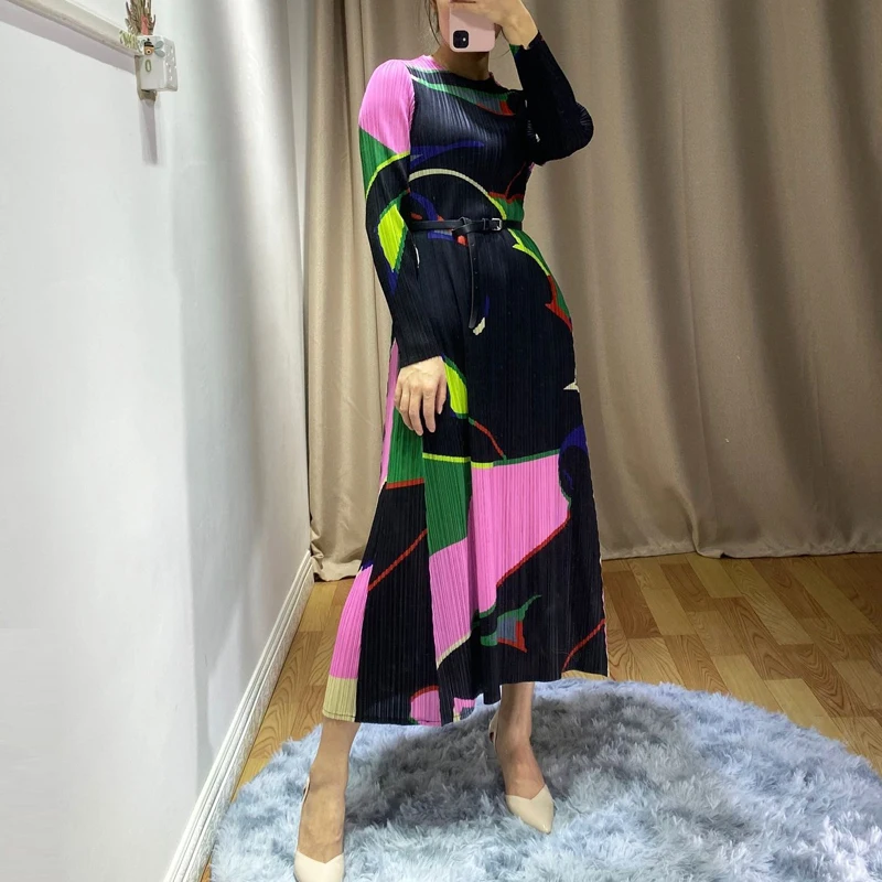Весна Miyake плиссированное платье модной расцветки темперамент Круглый Воротник Тонкий Большие размеры Длинные рукава длинное Платье трапециевидной формы