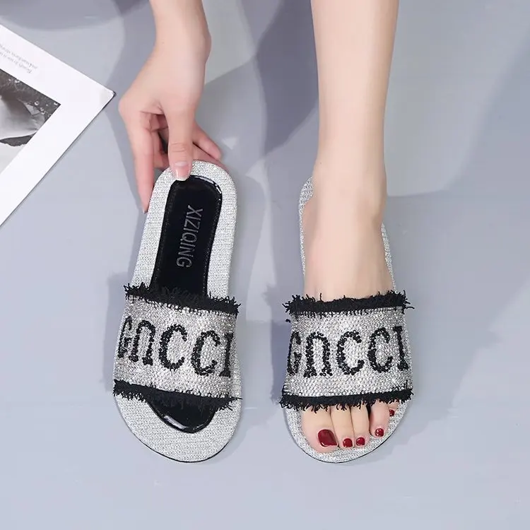 

Summer new sandals and slippers women flat bottom flip flops women slippers Korean version wear diamond beach sandals