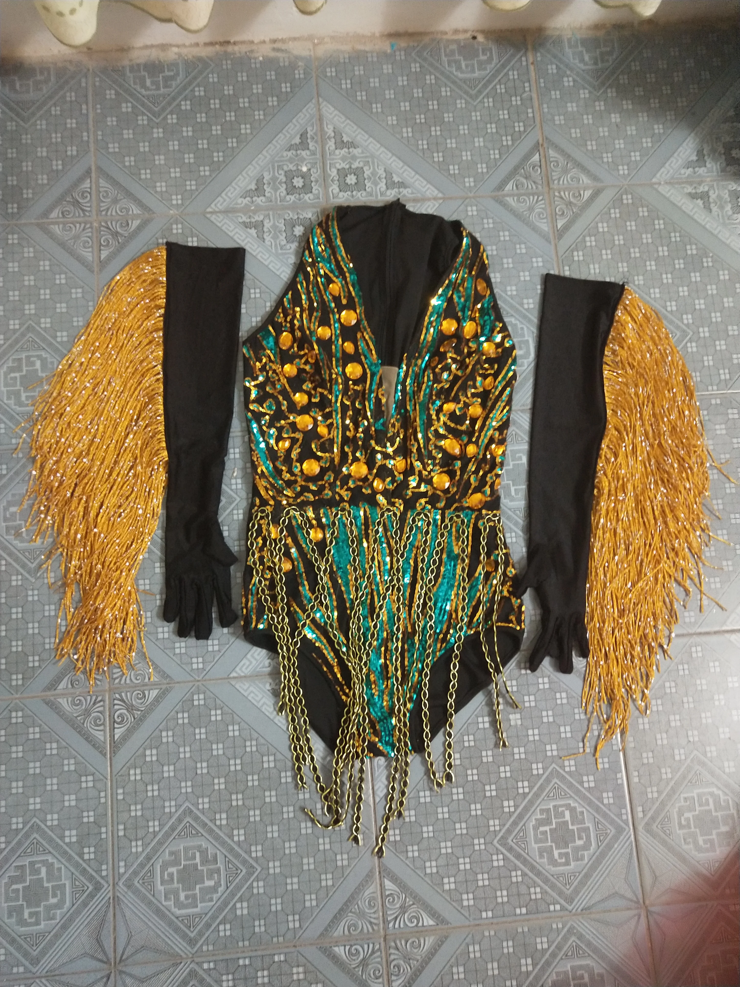 Соблазнительное боди с V образным вырезом кисточками и кристаллами головной убор