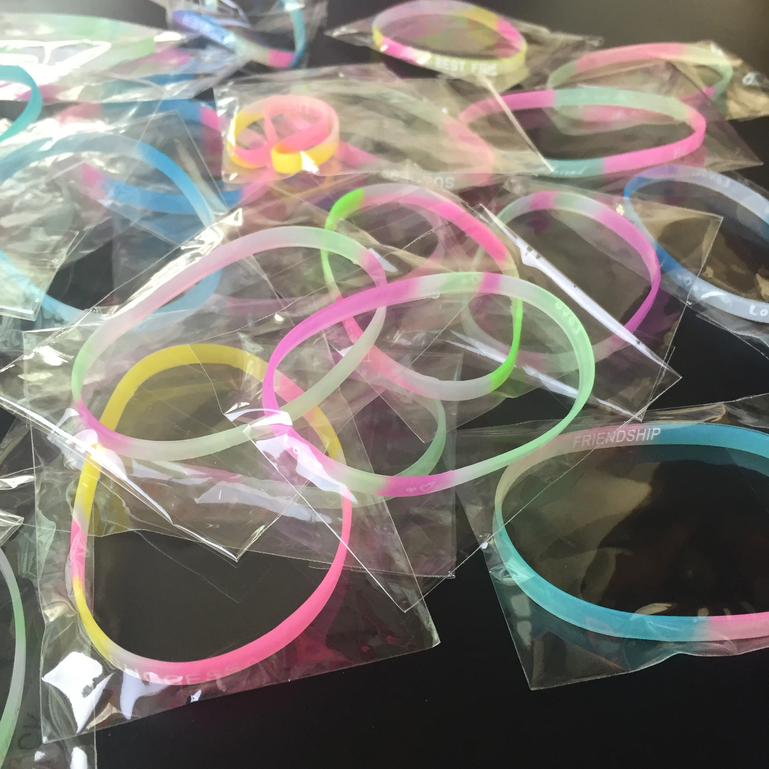 30PC Colorful Charm Silicone Bracelets Wedding Gifts Guests Treat Kids Birthday Party Favors Goodie Bags Wrist Decorate Supplies Silicone Bracelets