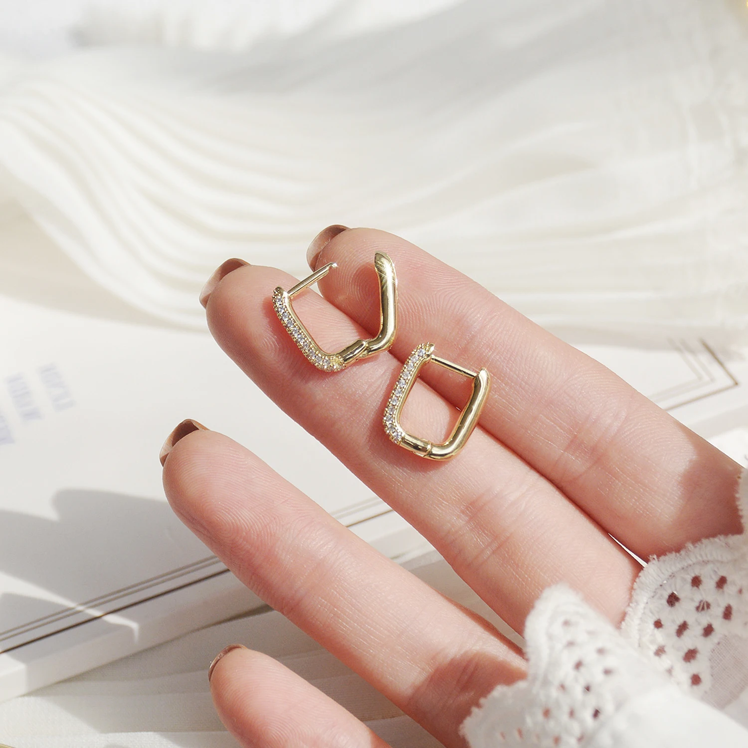 Femme 포장 상감 지르코니아 고품질 라운드 귀걸이 Bijoux 펜던트에 대한 새로운 간단한 절묘한 14K 도금 골드 귀 클립 귀걸이