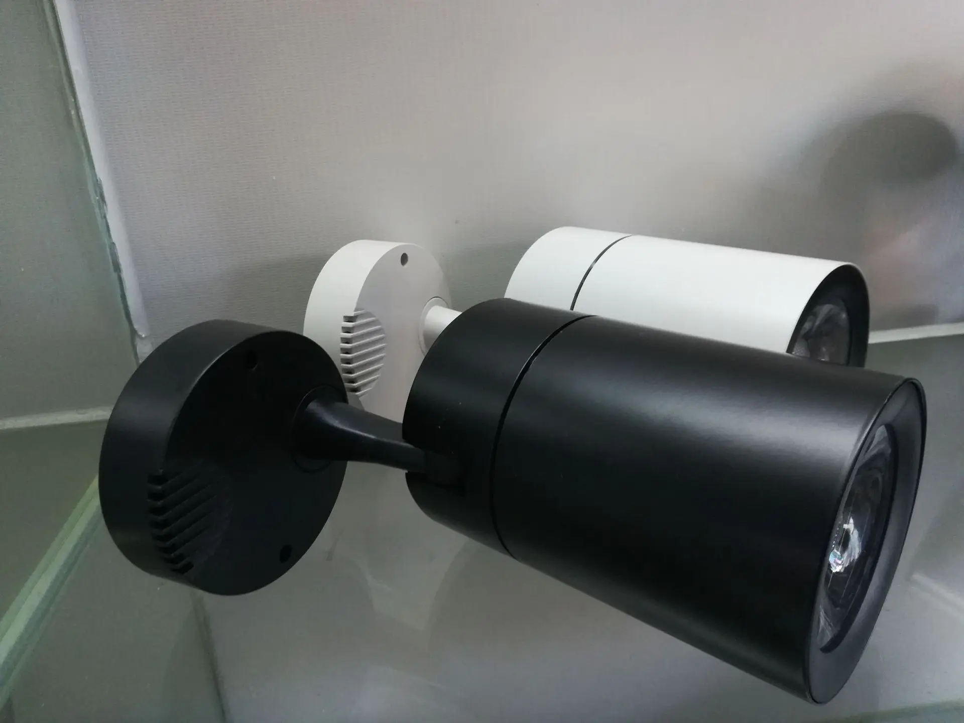 10W20W18W30WCOB точечные рельсовые светильники оболочка Люкс черный и белый угол 360 градусов Регулируемый с объективом