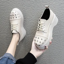 Женские кроссовки на платформе; женские кожаные прогулочные туфли с заклепками; белые удобные туфли для студентов; E14-29