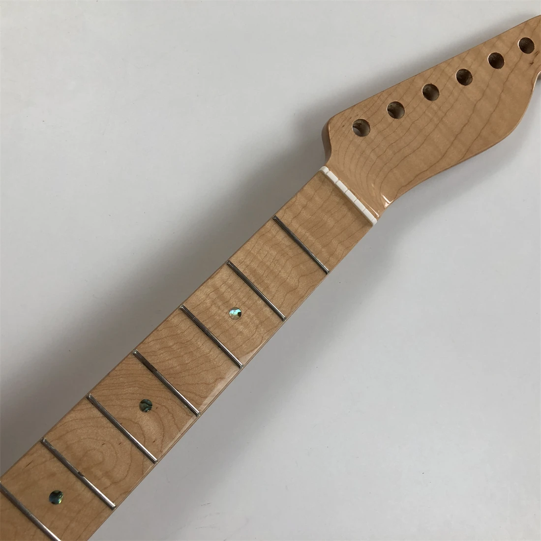 

Электрическая гитара Tiger Flame Maple, 21 лад, 25,5 дюйма