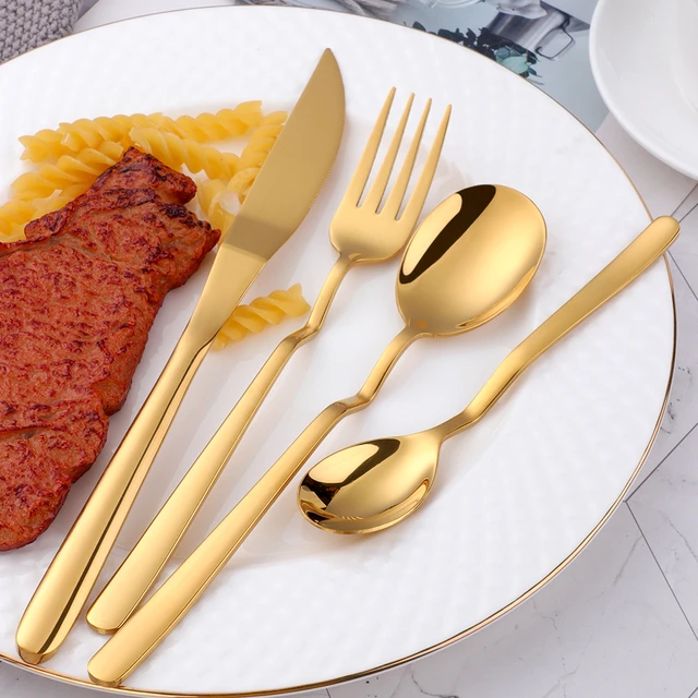 une cuisine table avec une café pot, couteau, et fourchette