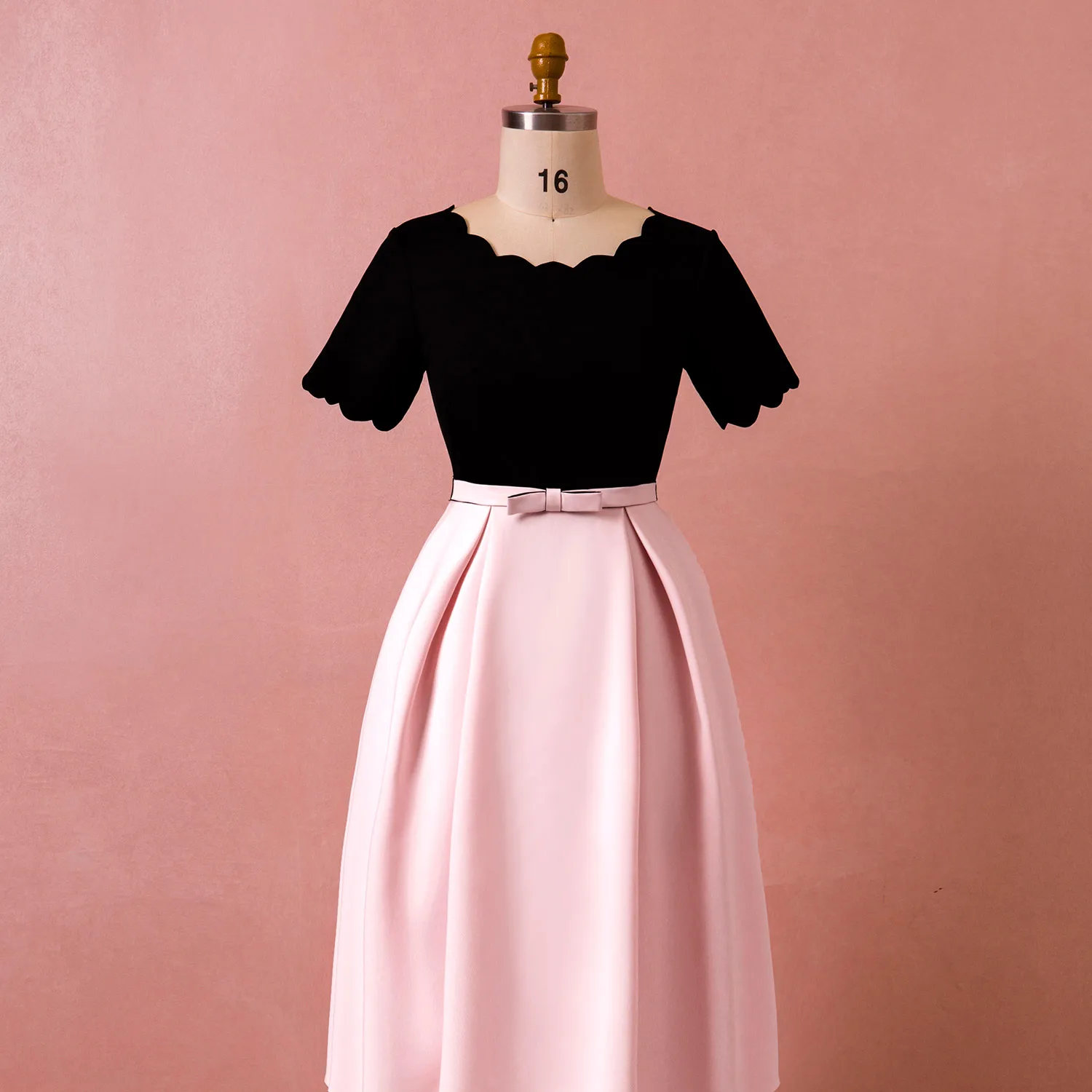 A-Line Scoop Neckline Knee-Length Chiffon Dresses with Sashes/Ribbons Cocktail |