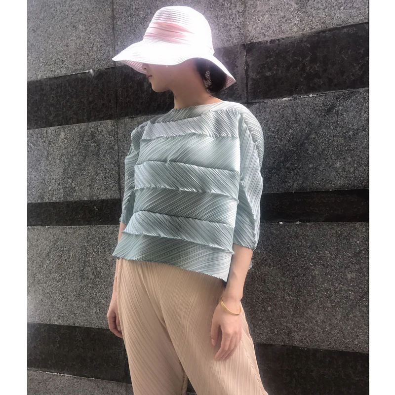 Miyake складки асимметричный дизайн сплошной цвет круглый вырез укороченный топ плиссированная футболка