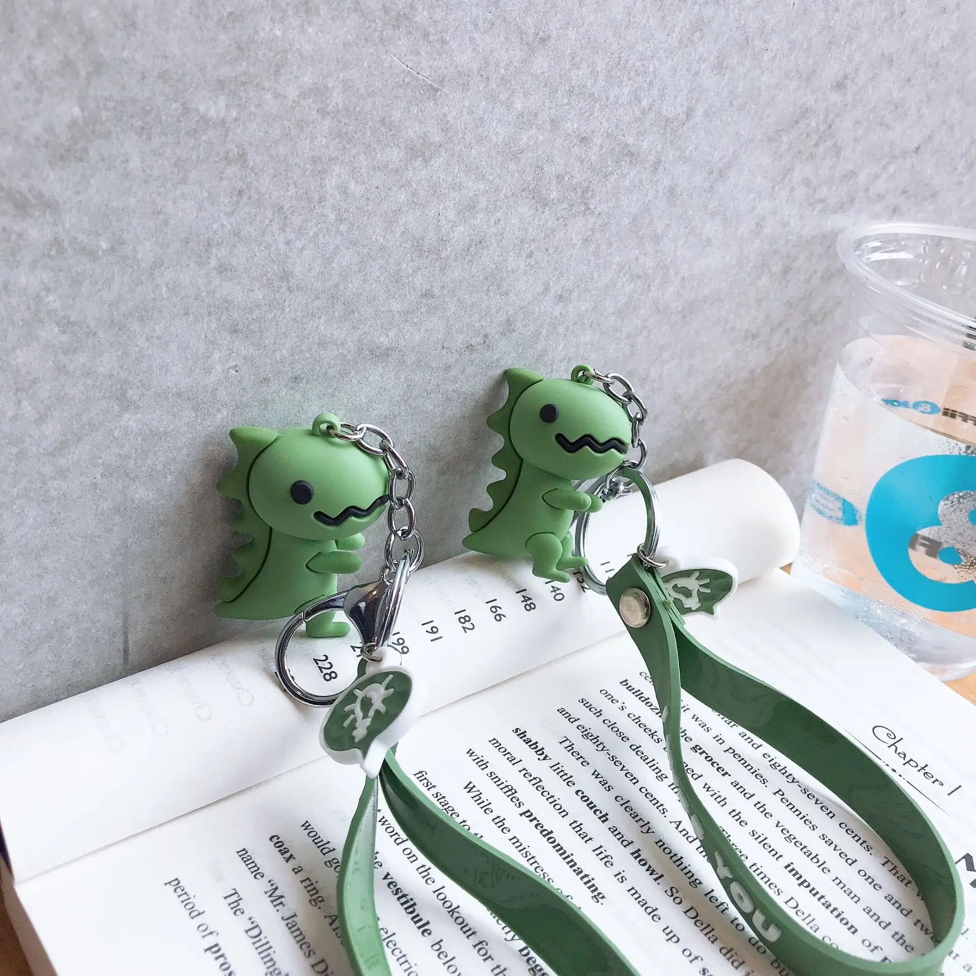 

Hot-selling simple geometry small dinosaur car key chain pendant, creative dinosaur pendant decorations holiday gift