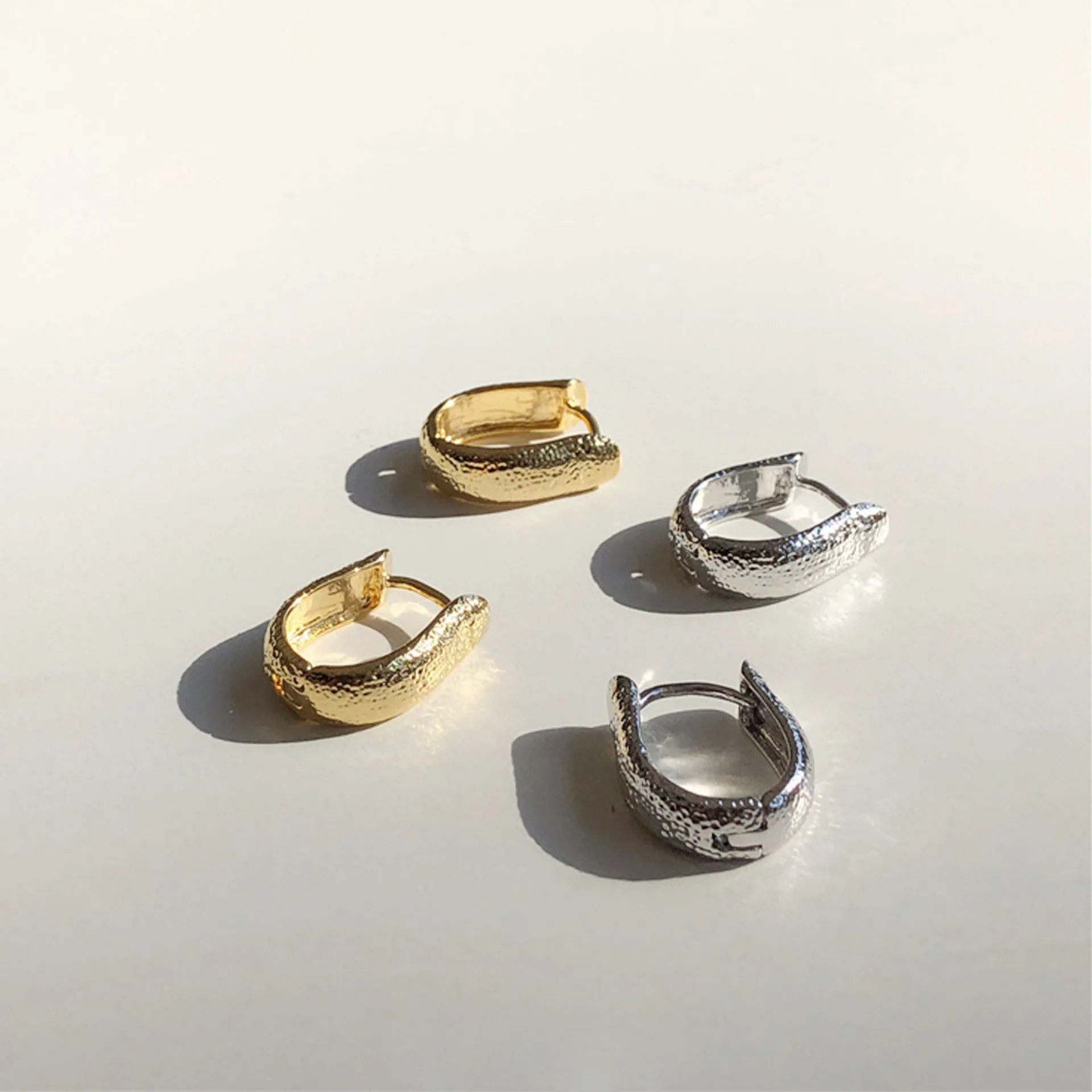 HUANZHI Новые простые винтажные трендовые геометрические Овальные Полые текстурные серьги с застежкой для женщин и девушек вечерние ювелирные изделия