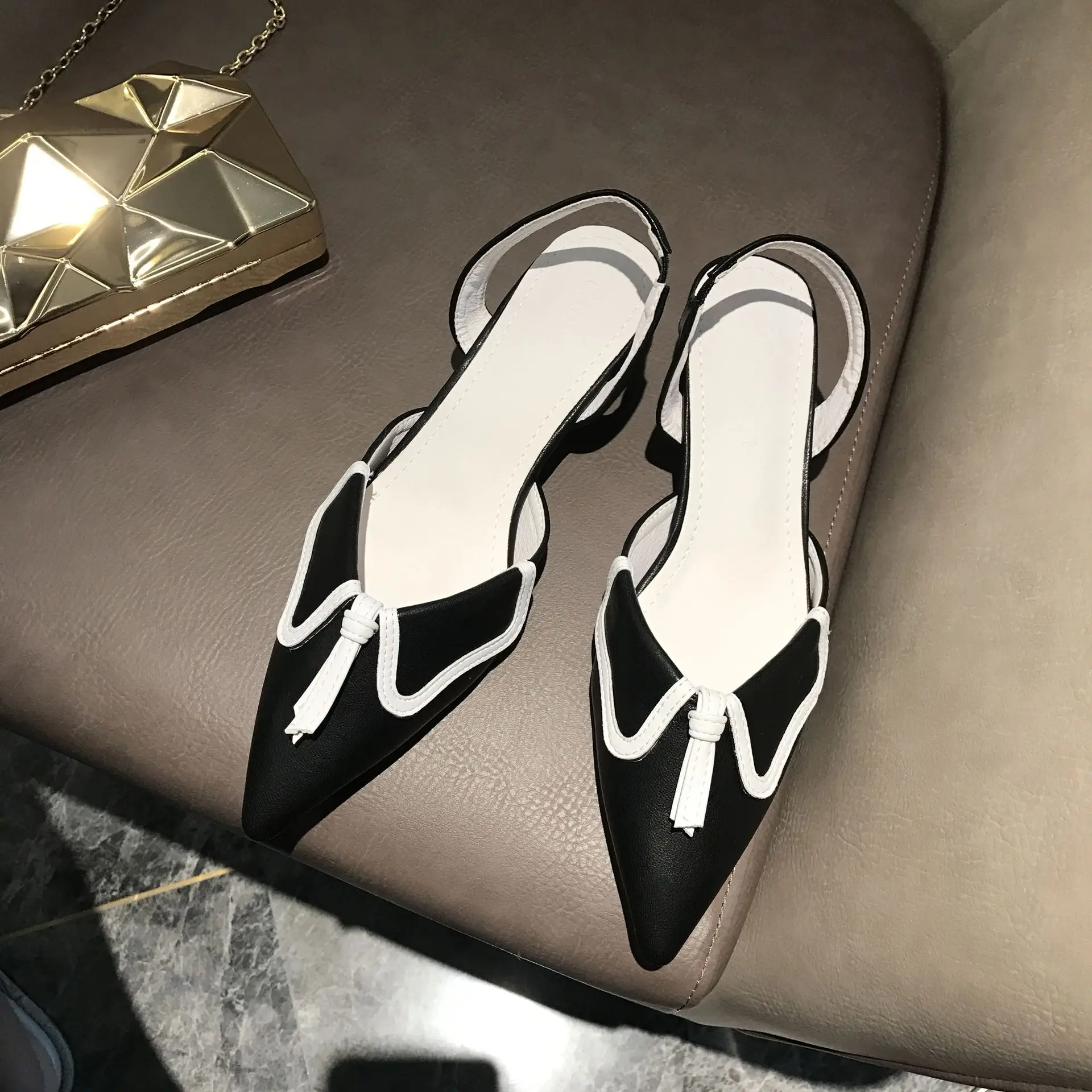 

Туфли-оксфорды женские демисезонные на низком каблуке с острым носком и металлической пряжкой