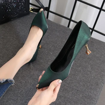

French high heels women's spring 2020 new red high heels wedding shoes sexy high heels thin heels women's shoes on bed