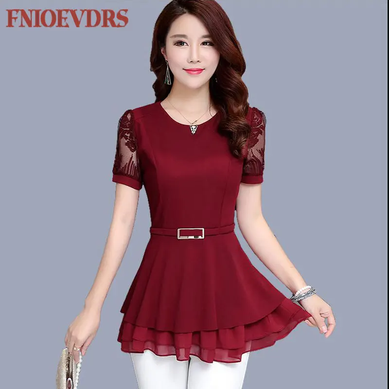 Блузка женская кружевная облегающая трапециевидной формы с оборками и коротким