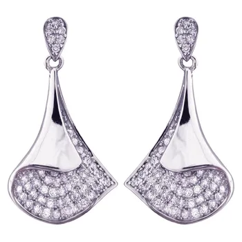 

Earrings in sterling silver 925mls and embellished with microengaste in zircons great quality. Closure Pressure
