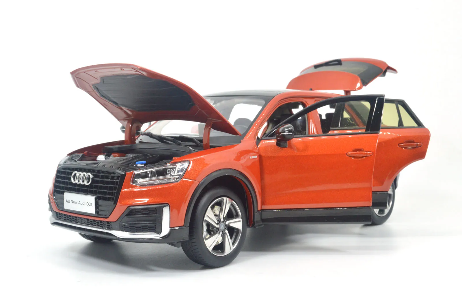 Paudi модель 1/18 1:18 Масштаб Все новые Audi Q2L оранжевый литой модель автомобиля игрушка модель автомобиля открываются двери