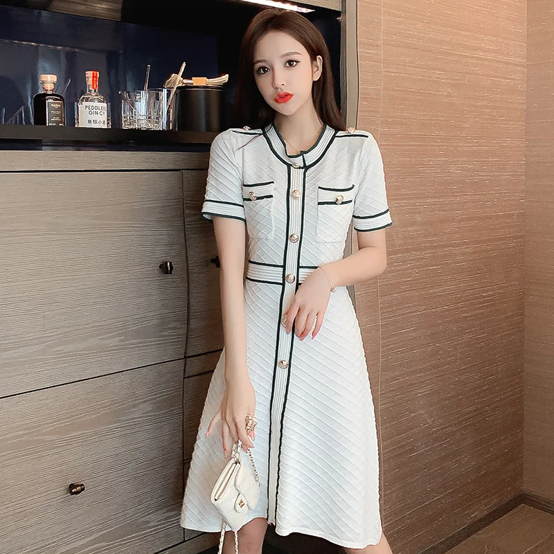 Женское трикотажное платье на пуговицах прямое с длинным рукавом весна-лето 2021 |