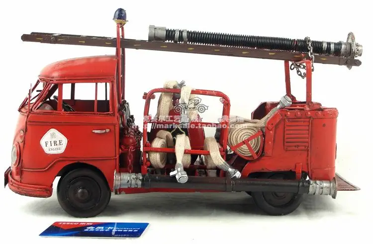 Ручная сварка Ретро листового железа, чтобы сделать модель пожарного грузовика аранжировки для старинные статуэтки