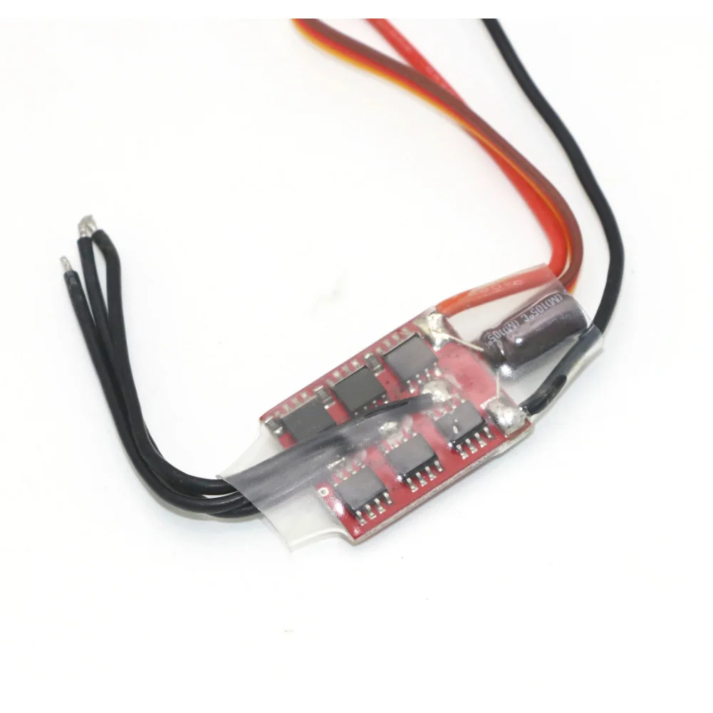 Gros plan sur l'ESC BLHeli 12A 2-3S pour drone FPV, puce BLHeli et dissipateur thermique