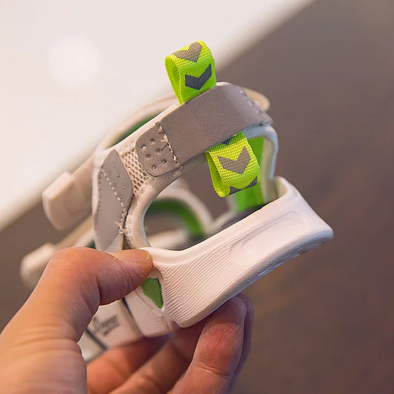 Девочек Светоотражающая сандалии 2020 Новая летняя модная детская обувь для