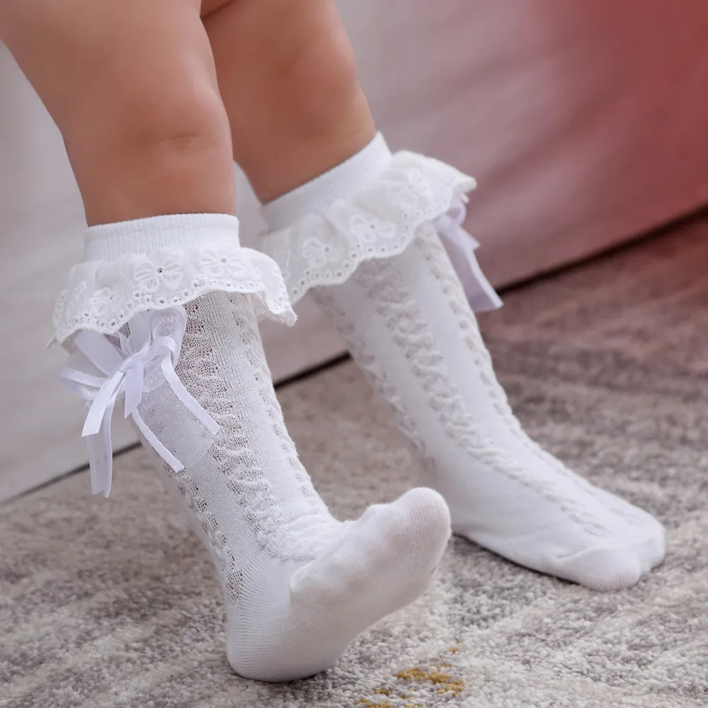 гольфы для девочек. высокие носки. девочки в белых носочках. девушки в носках. ноги в носках.