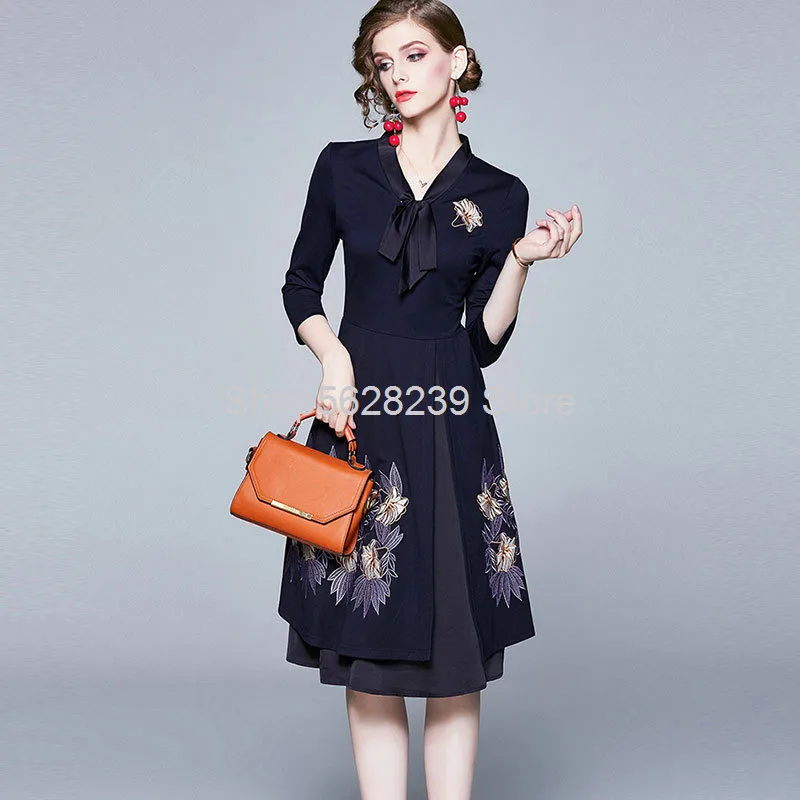 

2020 Pack Heavy Industry Embroidery Dress Female V Collar Lace Seven Points Sleeve Waist Slimming Medium Length Money