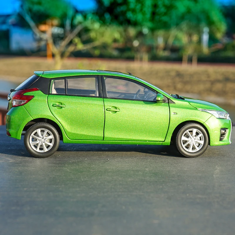 Авторизованный завод 1:18 Toyata Yaris L модель автомобиля, классические модели игрушечных автомобилей для подарка, коллекция