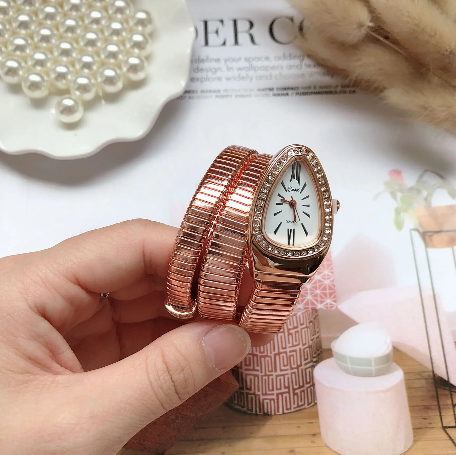 Unique Snake Shaped Women Watches With Rhinestone Fashion Luxury Brand Ladies Watch Diamond Snake Bracelet Watch Women