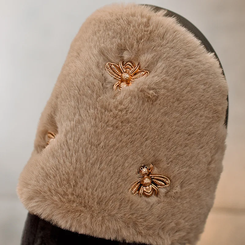 Зимние плюшевые детские тапочки; нескользящая Мягкая домашняя обувь для девочек; теплые меховые тапочки с металлической бабочкой; Детская домашняя обувь