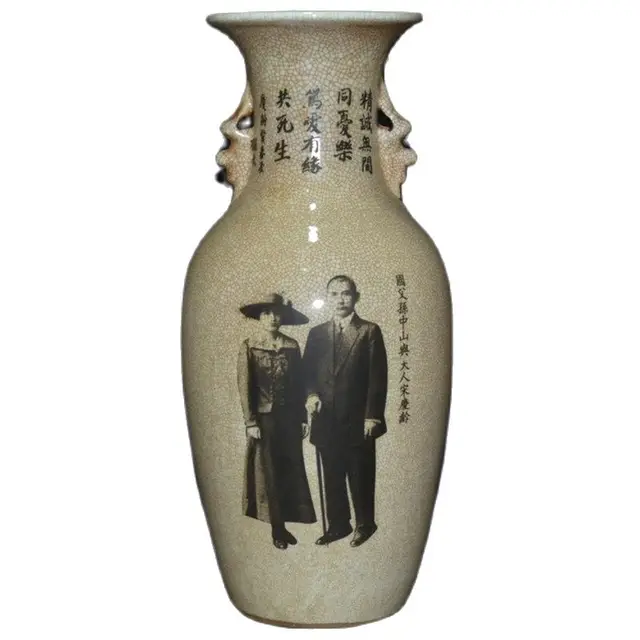 Red Collection Jingdezhen Porcelain Father Sun Yat Sen and Song Qingling Group Photo Vase Ornaments