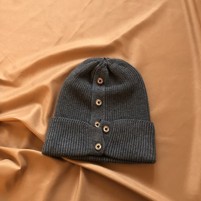 [EWQ] осенне-зимние шапки для женщин, одноцветная шерстяная шапка для студентов, сохраняющая тепло, мягкая вязаная шапка на пуговицах, зимняя шапка 19C-a16-07-0 - Цвет: Darkgrey