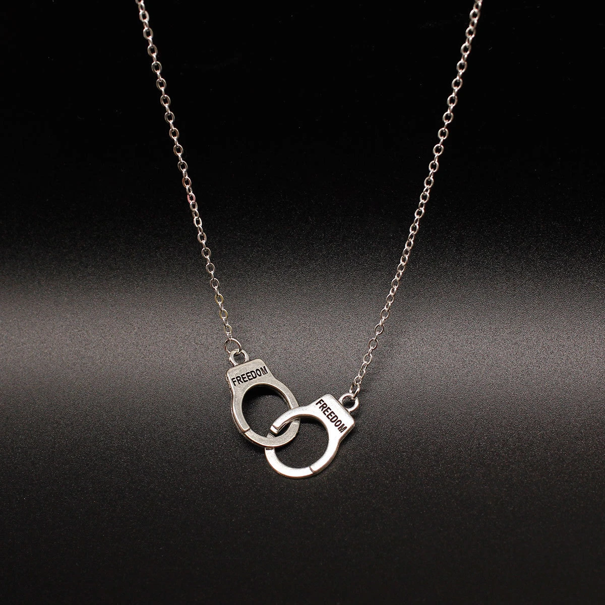 Collares de esposas pequeñas Punk Vintage para mujer, Color dorado y plateado, libertad de calle, accesorios de joyería con estilo colgantes| - AliExpress