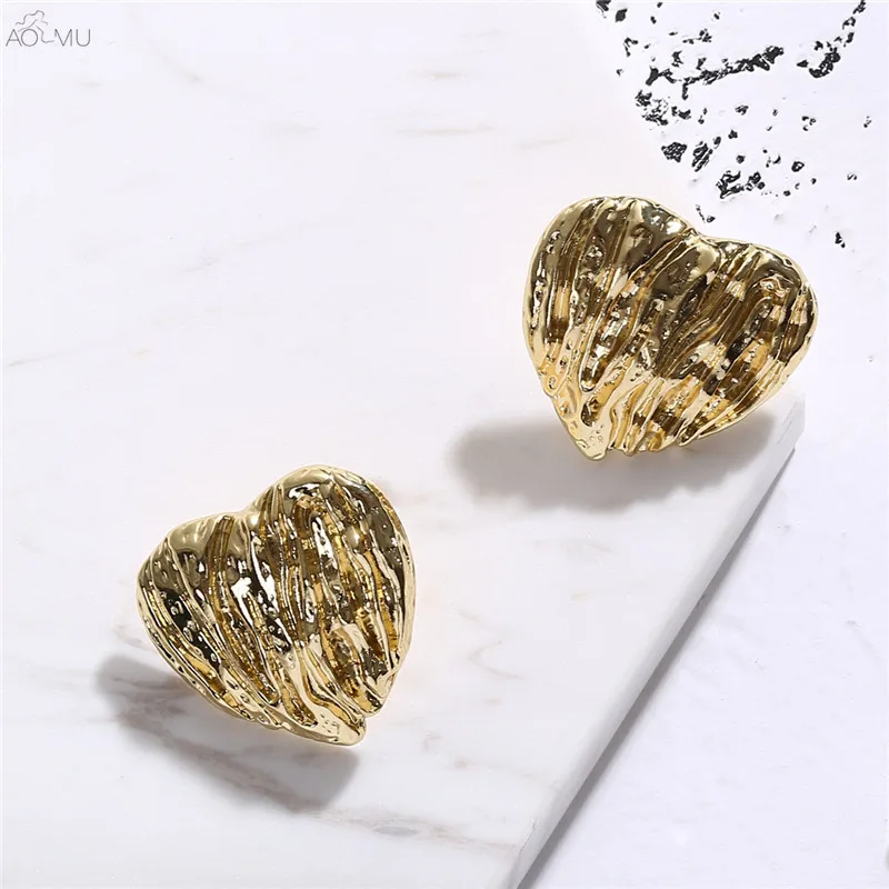 

AOMU Exaggerate Vintage Distressed Textured Heart Round Irregular Geometric Mask Mural Stud Earrings for Women Birthday Gifts