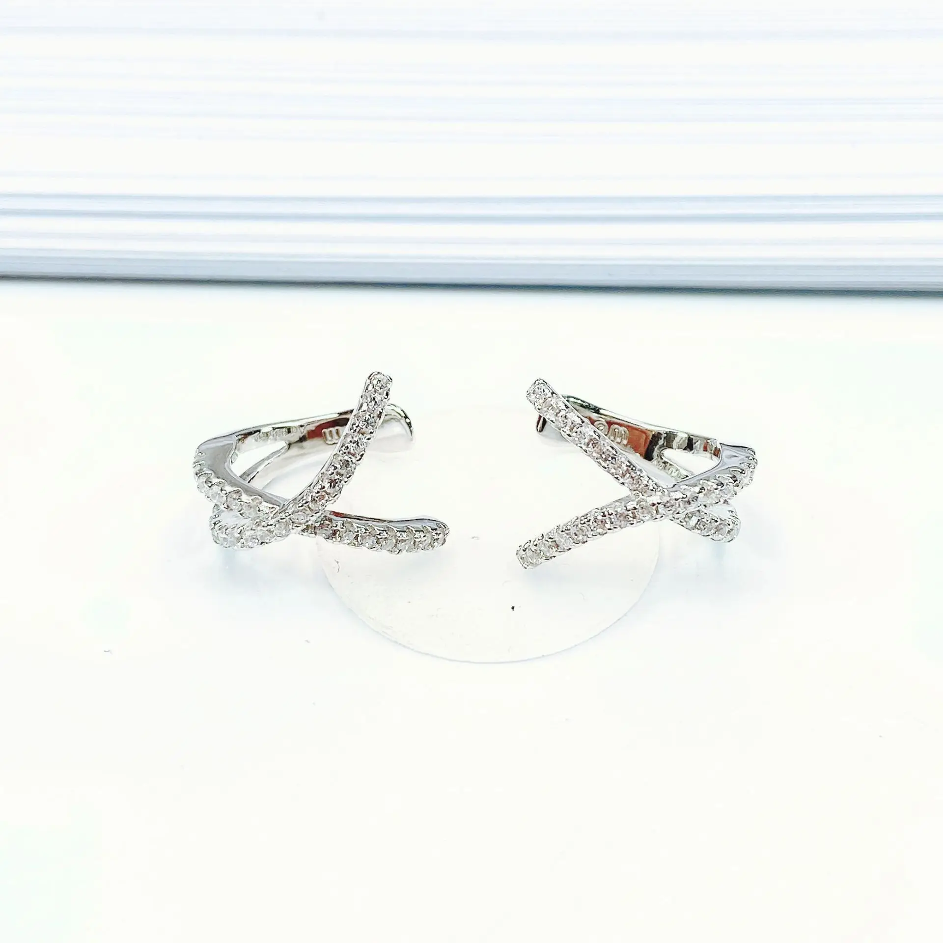 

S925 pure silver high-end micro inlay cross ear clip is simple and fashionable