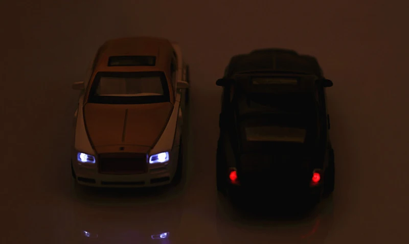 1:32 Масштаб моделирование Phantom модель автомобиля литой автомобиль игрушки горячий сплав авто с откатными колесами звук и свет игрушки для мальчика