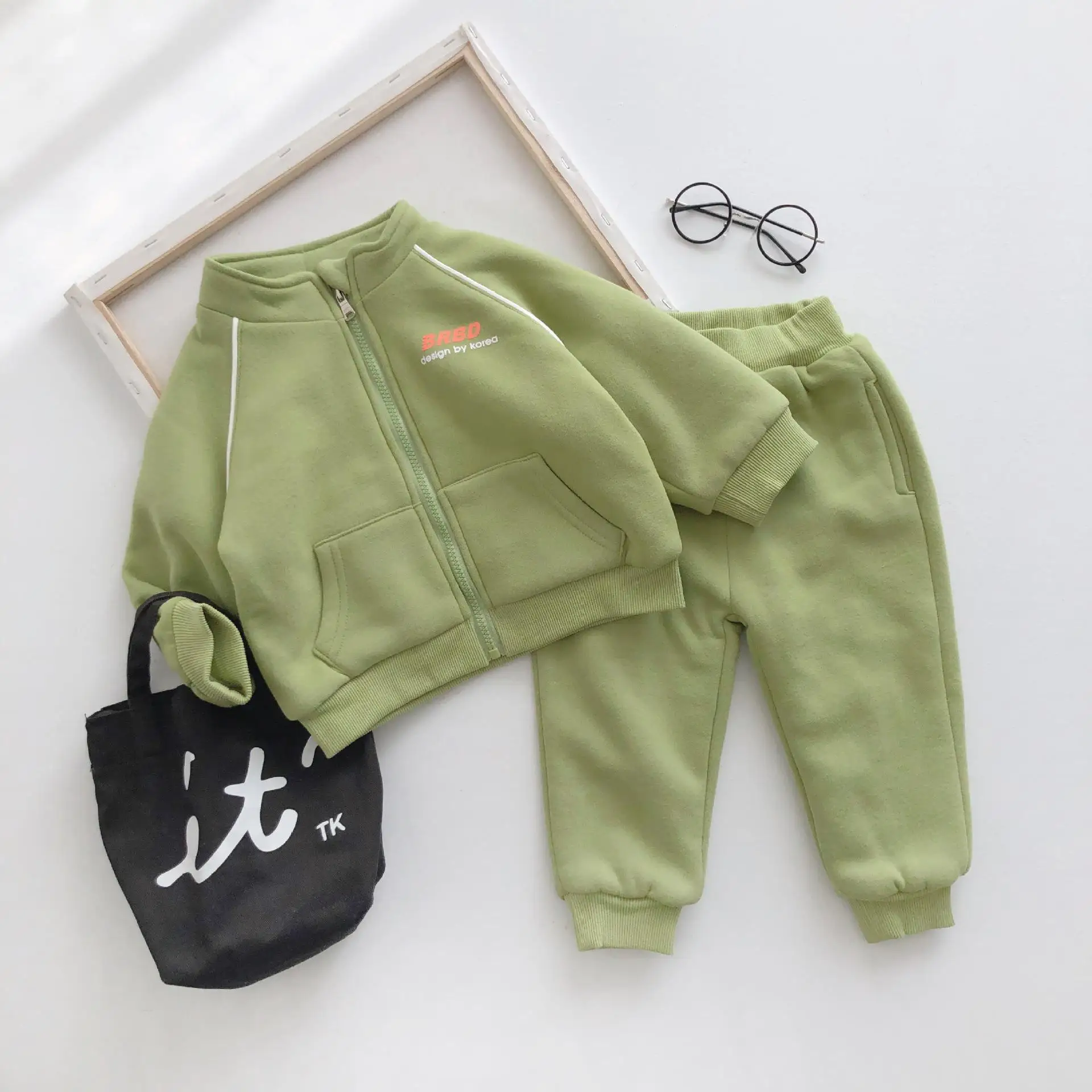 Новое поступление; комплекты зимней одежды в Корейском стиле; хлопковая утепленная куртка с буквенным принтом и длинные штаны; Модная одежда для маленьких девочек и мальчиков - Цвет: Зеленый