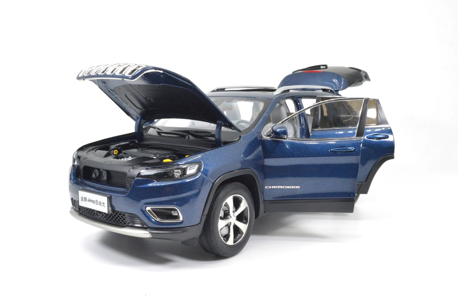 1/18 1:18 Новинка Cherokee синяя литая модель автомобиля Игрушечная модель автомобиля открываются двери
