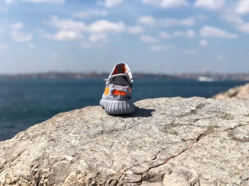 Адидас Yeezy 350 серый и оранжевый