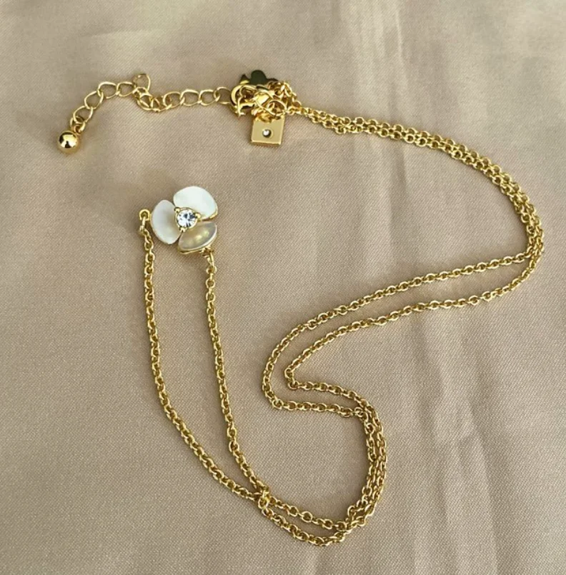 Натуральная ракушка три ожерельлья с камелией модные и универсальные