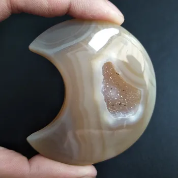 

A Natural stones and crystals cristal tThe shape of the moon agate crystal cluster home decor palm stone very beautifulThe