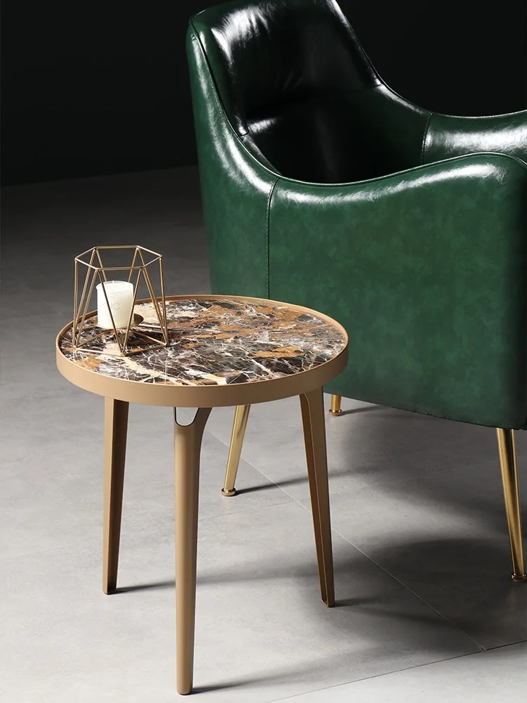 Журнальный столик Миланского дизайна с позолоченными металлическими ножками и искусственным мраморным верхом