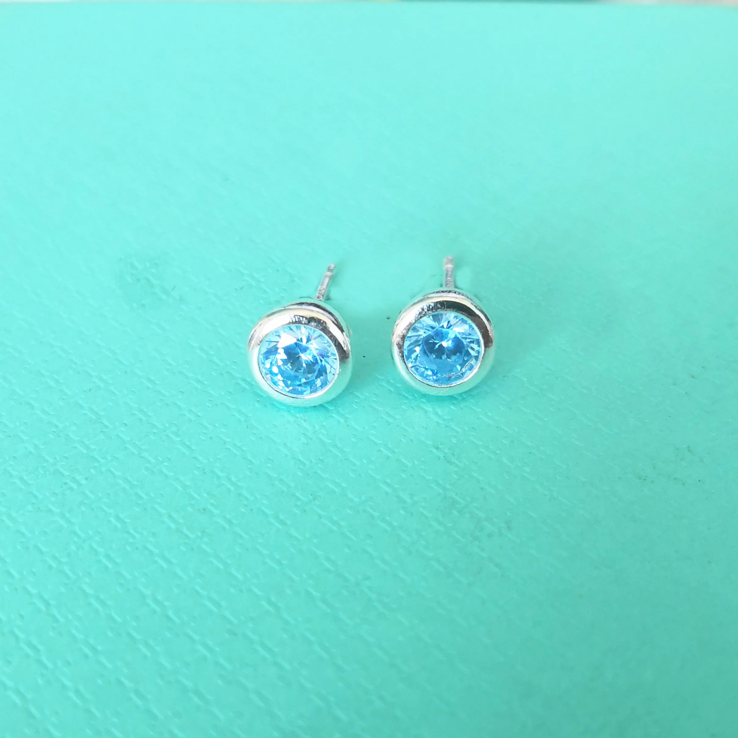 

TIFF Ms sterling silver European and American classic brand blue circular zircon earrings neutral act the role ofing is tasted