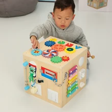 Дети работают вокруг жемчужины, играя на пианино в сундуке с сокровищами, а детям 1-2-3 года