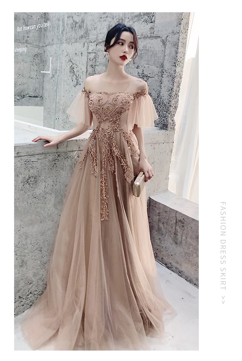 Бальное платье с воротником-лодочкой и оборками на рукавах бальное в стиле