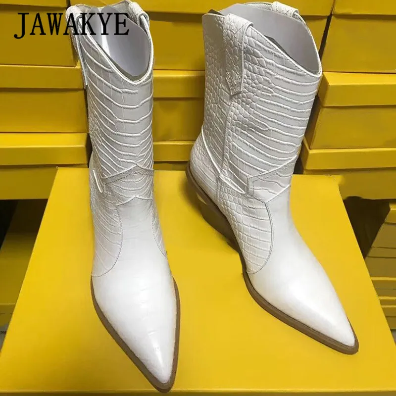Женские ковбойские ботильоны из черной и белой кожи на танкетке 4 см с острым носком на массивном каблуке ковбойские сапоги Вестерн
