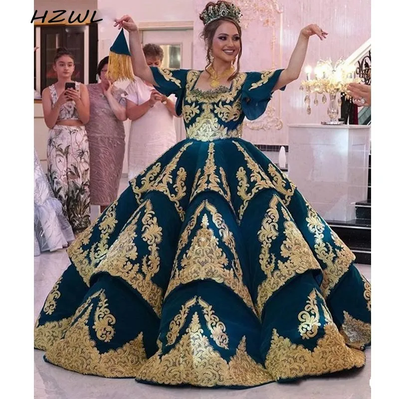 Baljurken Quinceanera Jurken Vintage Tiered Rok Gold Kant Applicaties Prom Dress Korte Mouwen Dubai Meisjes Pageant Jurk Baljurken Quinceanera Jurken Vintage Tiered Rok Gold Kant Applicaties Prom Dress Korte Mouwen Dubai Meisjes Pageant Jurk