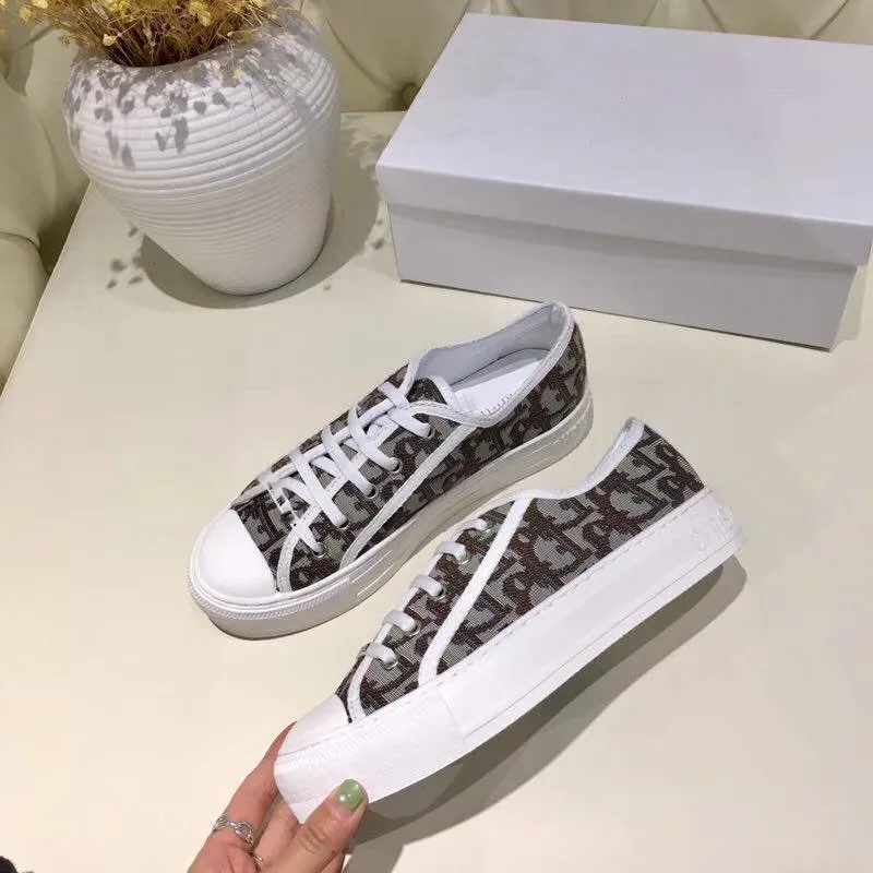 Хаки Comfortable Embroider Canvas Vulcanize Soft Casual Women Shoes Lace up Sneakers Shallow Breathable Simple Ladies Shoes - Цвет: Хаки