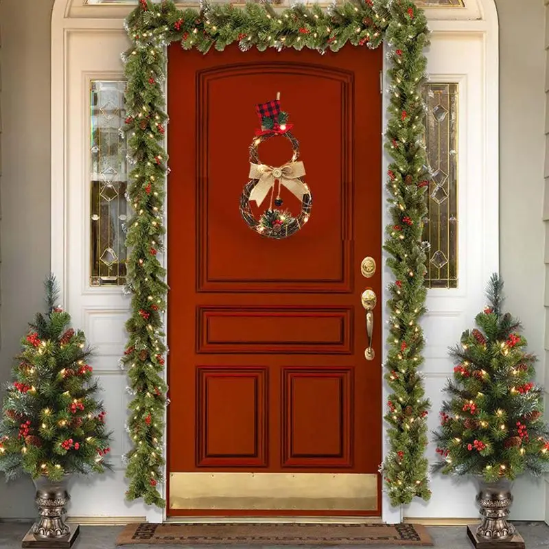 Рождественский венок, гирлянда, двери, окна, настенный орнамент, украшение из ротанга с бантом, сосновые шишки, красные ягоды и 10 прозрачных огней