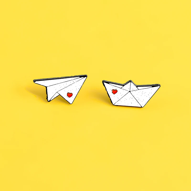 Простая романтичная эмалированная брошь в виде бумажного самолета корабля