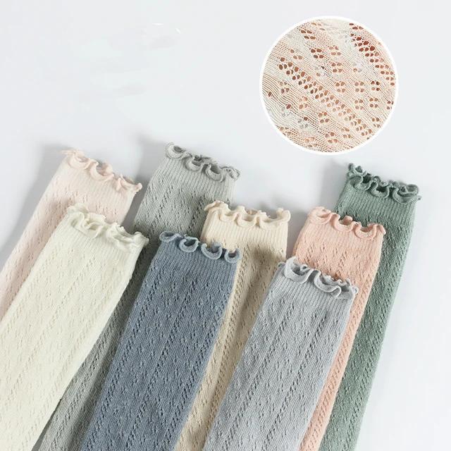 세련된 할로우 아웃 패턴과 다양한 색상 옵션이 특징인 어린이와 성인 모두에게 이상적인 귀여운 무릎 높이 양말